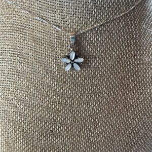 Mother of pearl Sterling silver 925 Flower Pendant Necklace